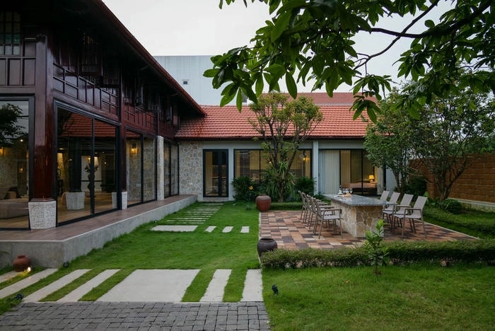 Ban công mở rộng của nhà phố hiện đại Huế tạo không gian thư giãn lý tưởng