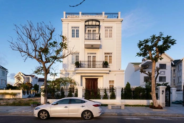 Khoảnh khắc bình minh nhà phố bừng sáng giữa không gian yên tĩnh