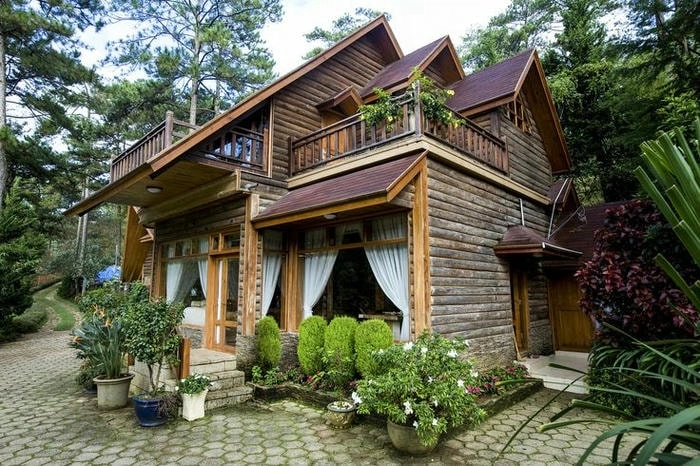 Mái ngói đỏ cổ điển nổi bật giữa Nhà rường Đà Lạt