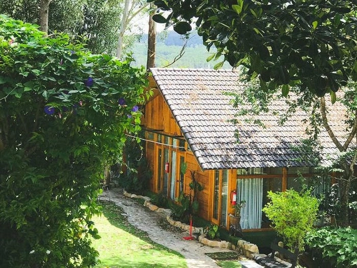 Hoàng hôn nhuộm vàng khung cảnh Nhà rường Đà Lạt