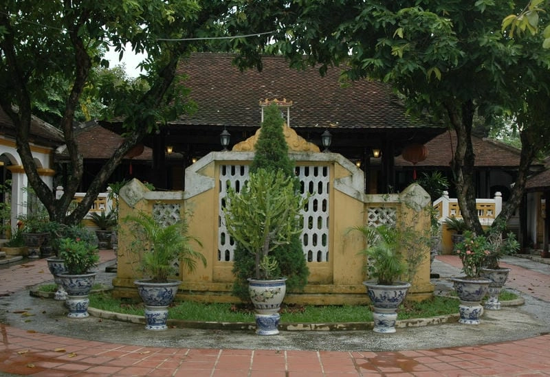 Sân vườn Hà Tĩnh thanh bình bên cạnh nhà rường