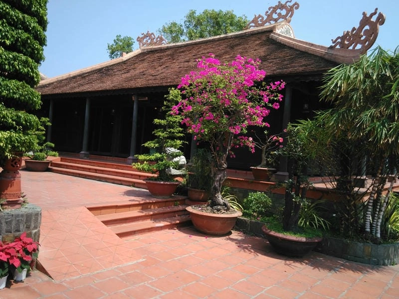 Hoàng hôn nhà rường phủ ánh vàng lên mái cổ