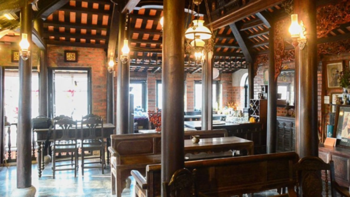 Nổi bật với cột gỗ nhà rường chạm khắc tinh tế của Huế