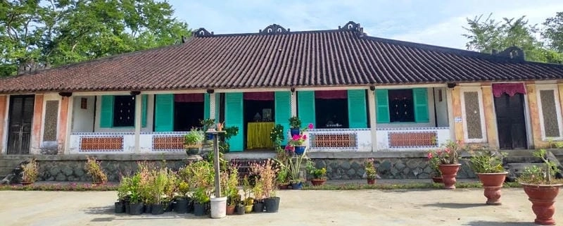 Nhà gỗ 5 gian 4 mái tại Yên Định, Nam Định với 18 cột gỗ gõ đỏ nhập khẩu từ Nam Phi