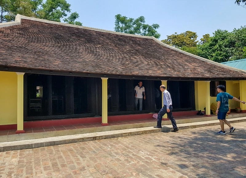 Nhà gỗ sân vườn tại Hải Ninh, Nam Định với thiết kế 3 gian 18 cột và không gian thờ tự trang nghiêm