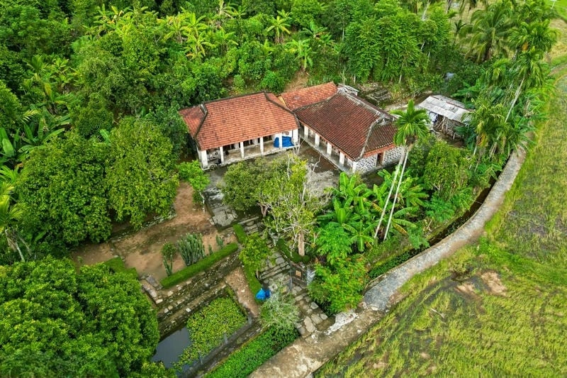 Nhà rường Quảng Bình nổi bật giữa sân vườn mộc mạc