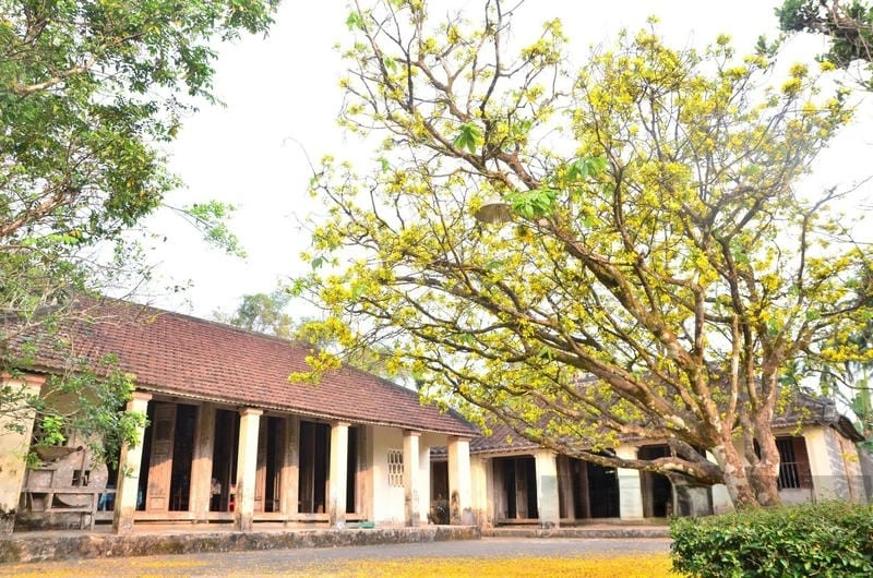 Bình minh rực rỡ bên nhà rường Quảng Bình thanh bình