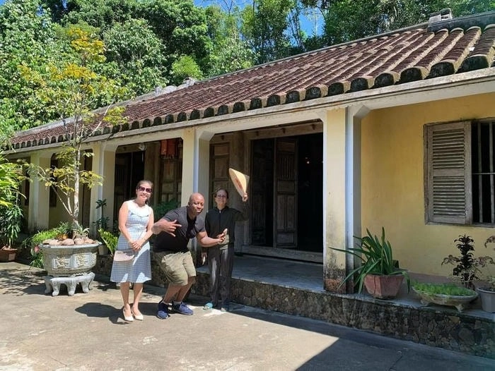 Ngắm hoàng hôn nhà rường nhuộm vàng lãng mạn