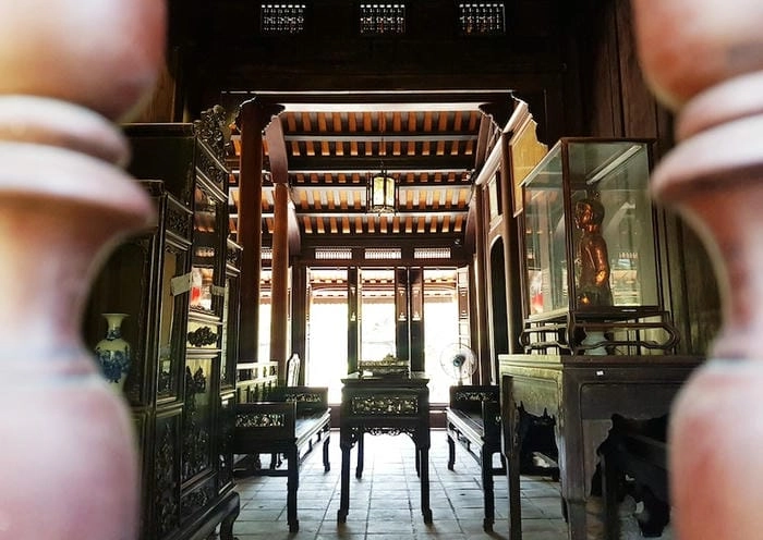 Cảnh hoàng hôn nhà rường Quảng Trị nhuộm vàng dịu êm