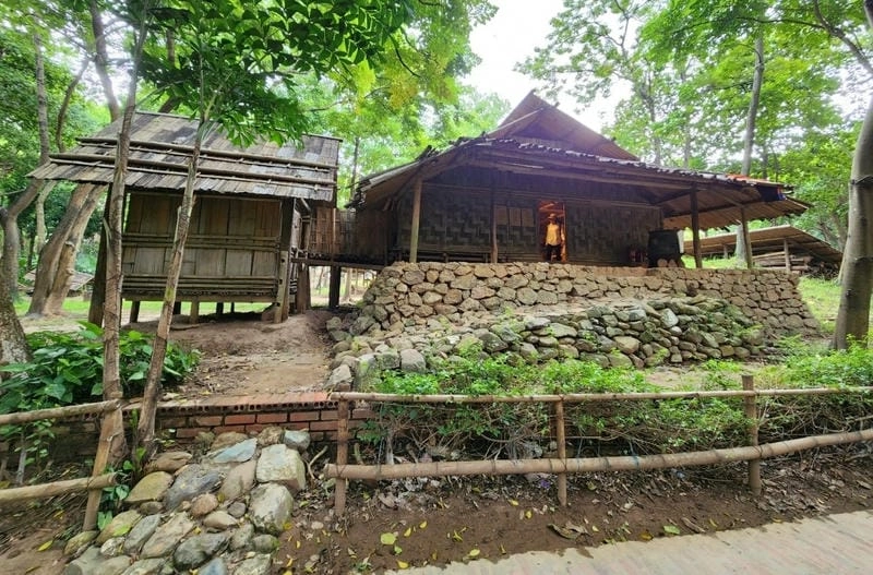 Hoàng hôn nhà sàn nhuộm vàng khung cảnh yên ả vùng cao Lào Cai