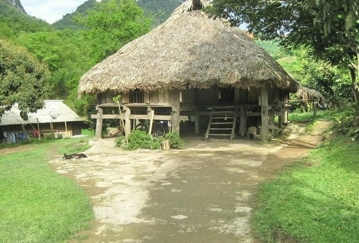 Không gian sân trước nhà sàn thoáng đãng gợi cảm giác yên bình