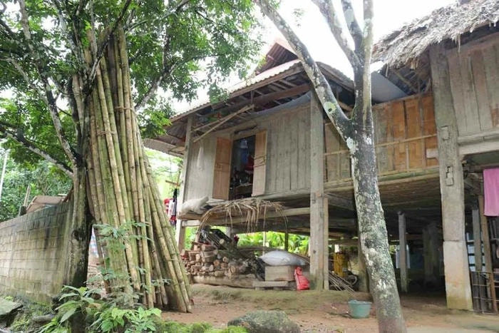 Đón bình minh nhà sàn Mường rực rỡ giữa núi đồi Hòa Bình