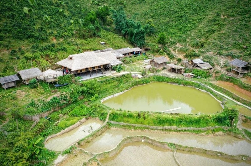 Sân trước nhà sàn rộng thoáng là điểm nhấn tại nhà sàn Tày Bắc Kạn