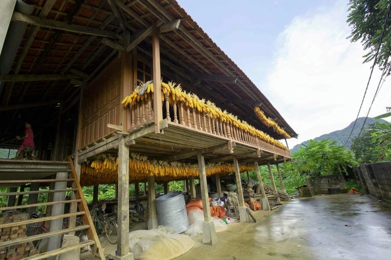 Phông nền núi non nhà sàn càng tôn lên vẻ đẹp nhà sàn Tày Bắc Kạn