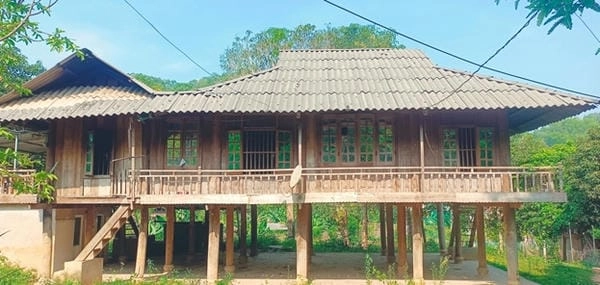 Khung cảnh Nhà sàn Thái Lào Cai lung linh về đêm