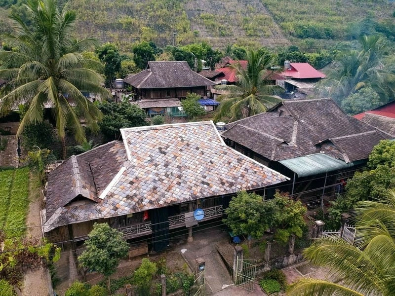 Thư giãn tại sân trước nhà sàn xanh mát và yên bình