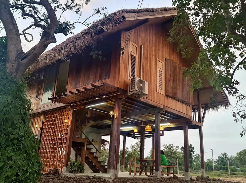 Ngắm bình minh nhà sàn Thái rực rỡ trên đồi núi