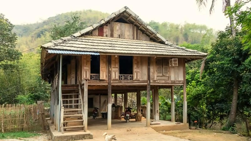 Chiêm ngưỡng đồi núi nhà sàn xanh tươi và thanh bình