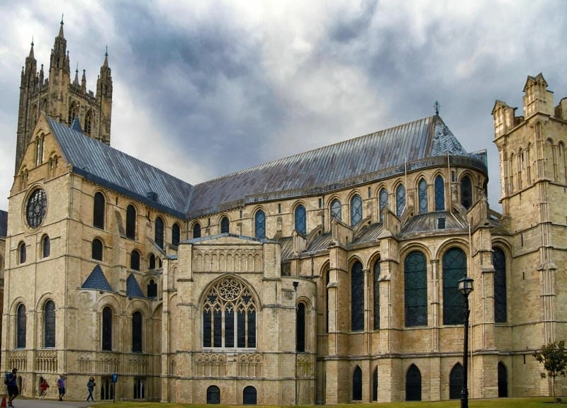 Ánh sáng huyền bí chiếu qua Cửa sổ kính màu Canterbury