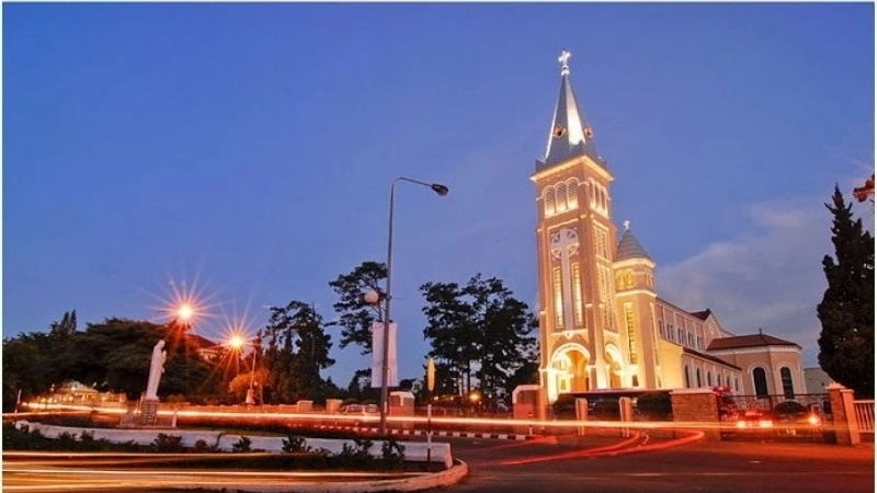 Nhà thờ Con Gà về đêm lung linh huyền ảo