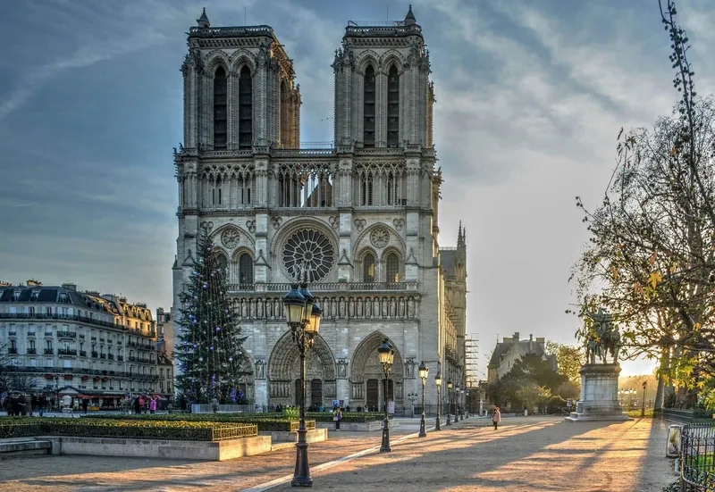 Nhà thờ Đức Bà Paris đẹp huyền thoại giữa lòng thành phố