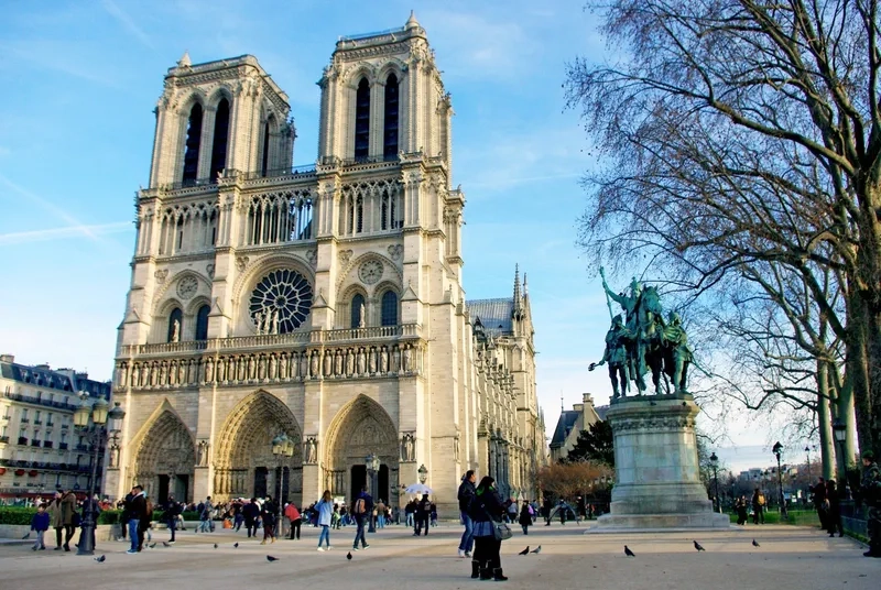 Hành trình khám phá nhà thờ Đức Bà Paris không thể bỏ lỡ