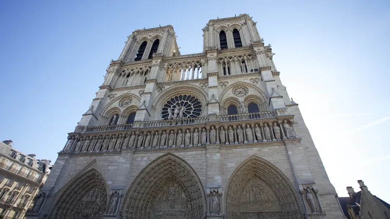 Khung cảnh nhà thờ Đức Bà Paris dưới bầu trời xanh biếc