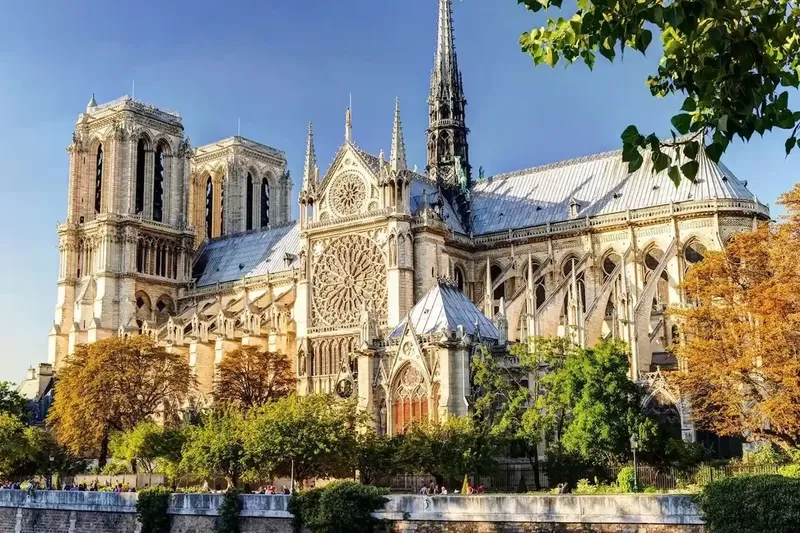 Ngắm nhà thờ Đức Bà Paris dưới ánh hoàng hôn lãng mạn
