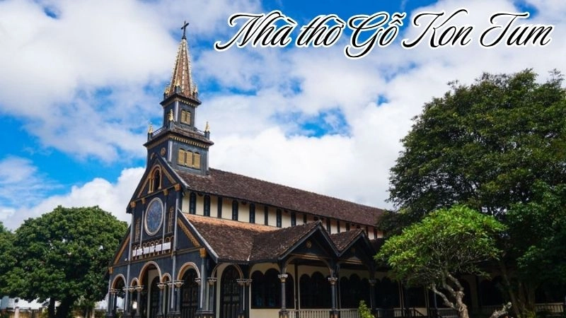 Nhà thờ Gỗ Kon Tum tọa lạc giữa trung tâm thành phố Kon Tum, nổi bật với kiến trúc độc đáo làm từ gỗ quý Kon Tum