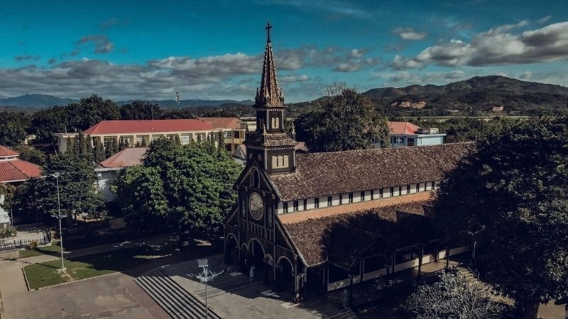 Cách di chuyển đến Nhà thờ Gỗ Kon Tum