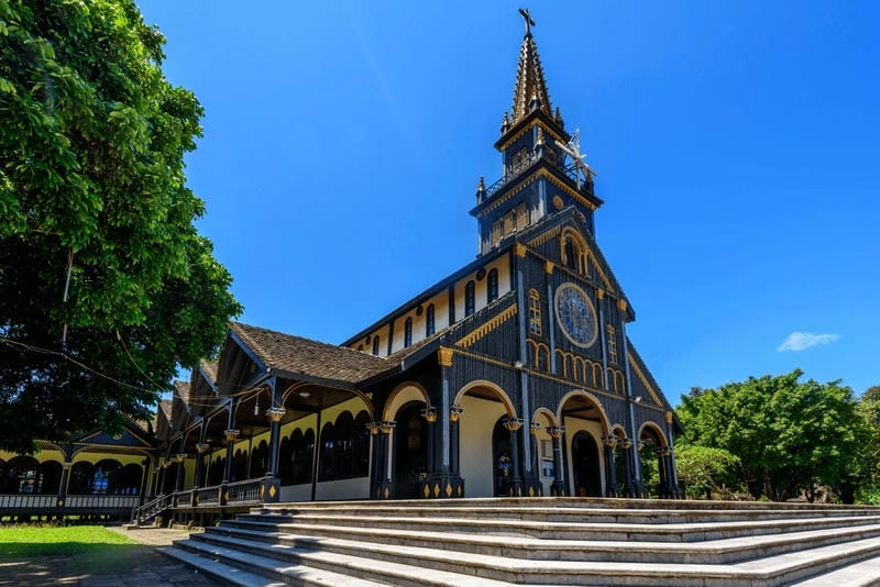 Nhà thờ Gỗ Kon Tum giữa không gian yên bình