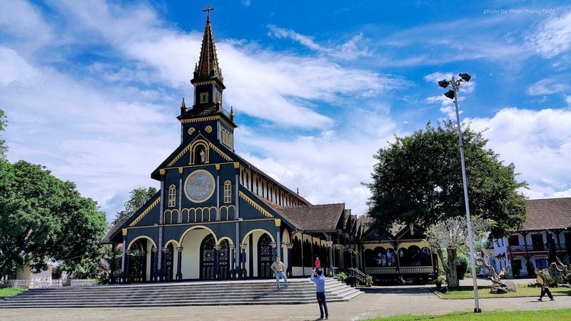 Nhà thờ Gỗ Kon Tum với kiến trúc độc đáo hòa cùng ánh nắng Tây Nguyên