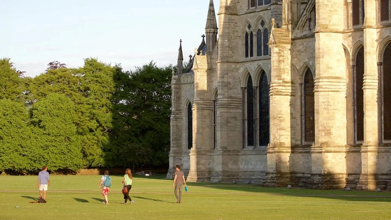 Khám phá Lịch sử Nhà thờ Salisbury huyền thoại