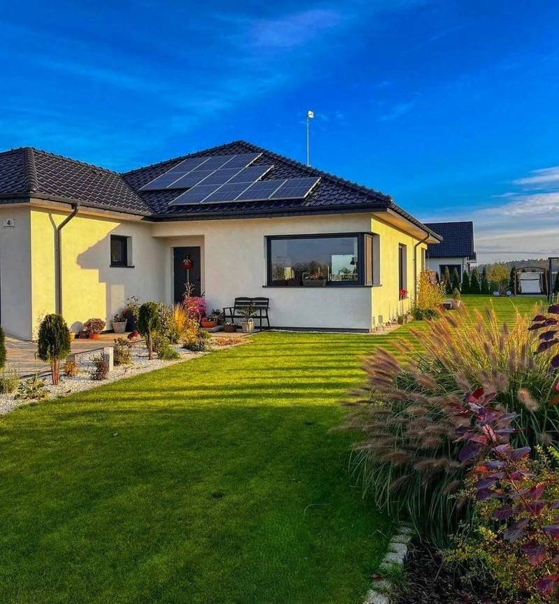 Mái ngói đỏ tươi nổi bật giữa nhà vườn An Giang