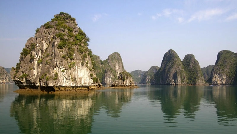 Núi đá vôi Hạ Long tạo nên vẻ đẹp độc đáo Vịnh