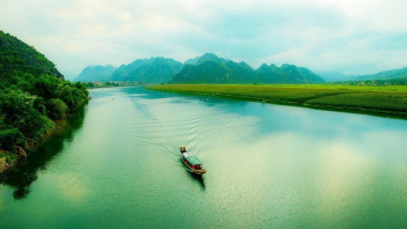 Núi Hồng Lĩnh Hà Tĩnh hùng vĩ giữa mây trời