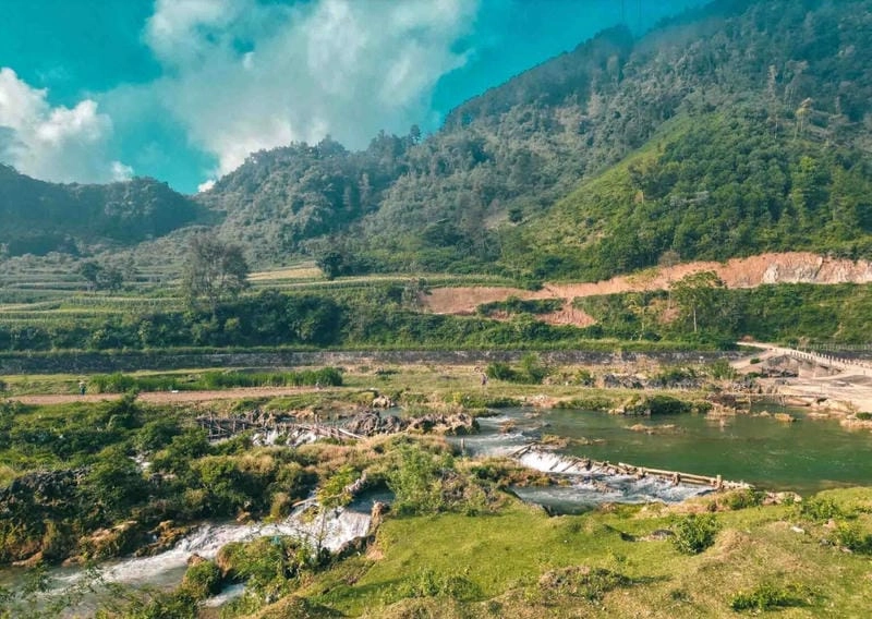 Núi Nghệ An xanh mướt, mây vờn đỉnh trong sương sớm