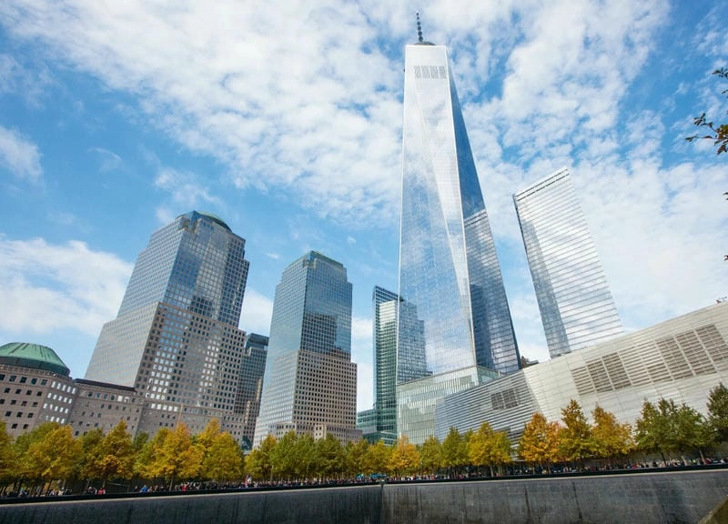 Khung cảnh toàn cảnh One World Trade Center nổi bật giữa New York hiện đại.