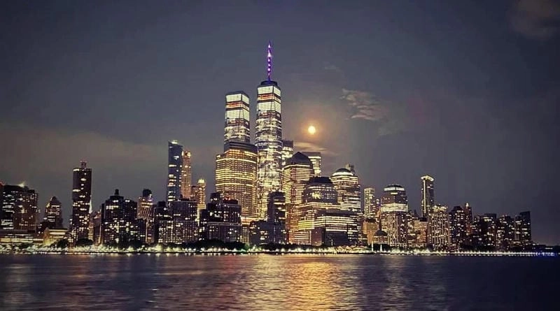 Tòa nhà tỏa sáng lung linh với ánh đèn rực rỡ trong màn đêm New York.