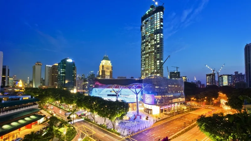 Orchard Road là con đường mua sắm sầm uất bậc nhất Singapore