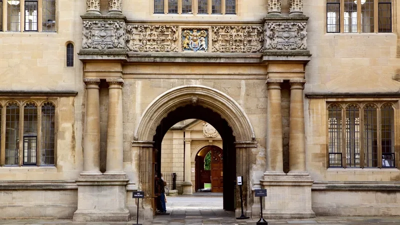 Một góc trường đại học Oxford mang nét cổ kính