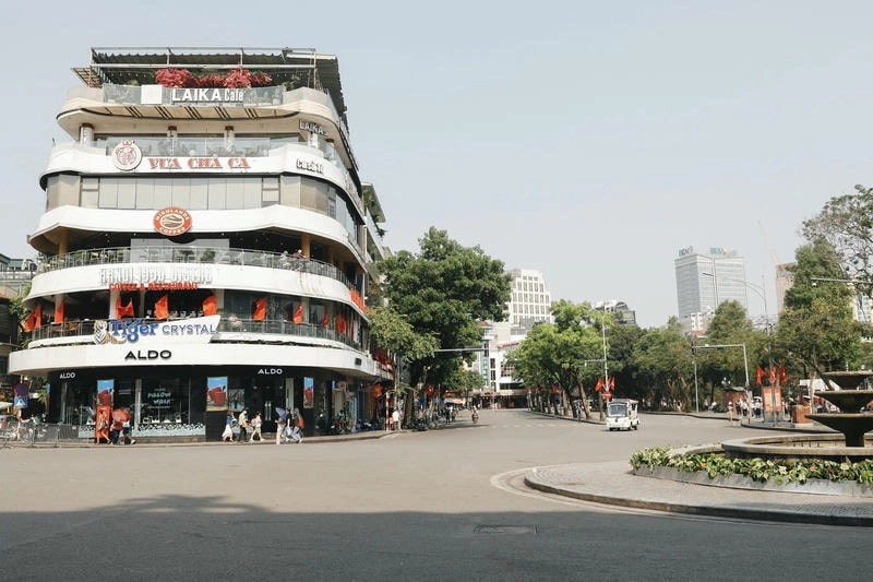 Không gian vui nhộn ở phố đi bộ Hà Nội