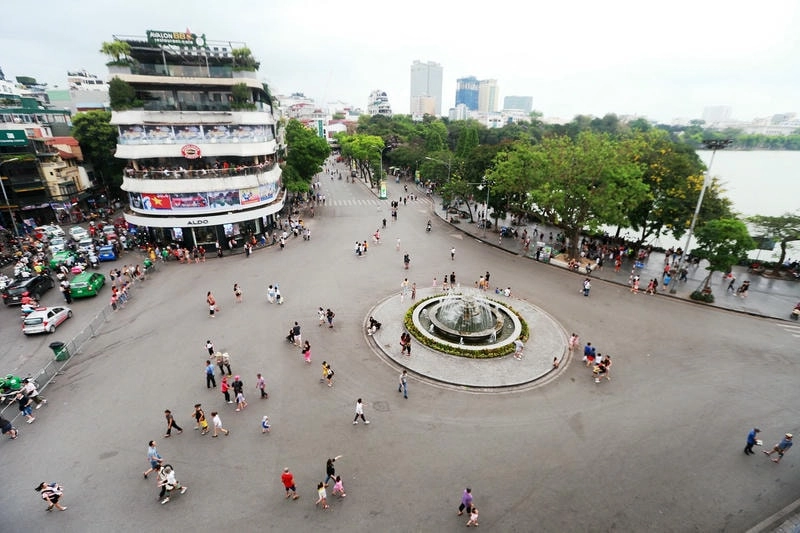 Phố đi bộ Hà Nội tấp nập người qua lại