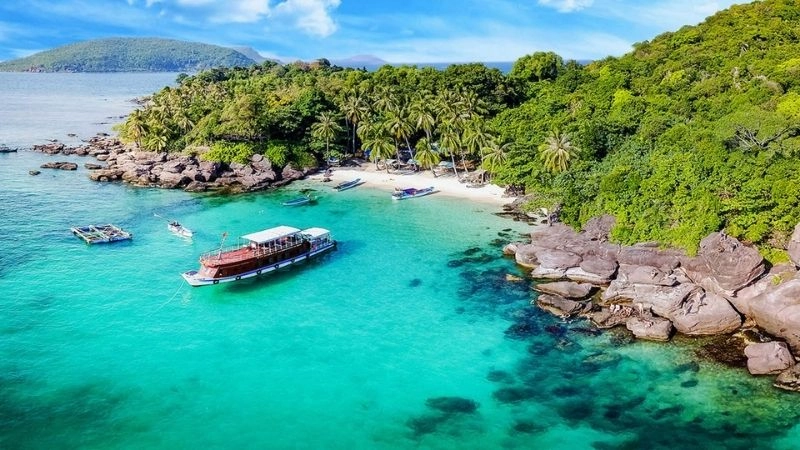 Cảnh biển Nam Du ngút ngàn sóng vỗ rì rào nhẹ nhàng