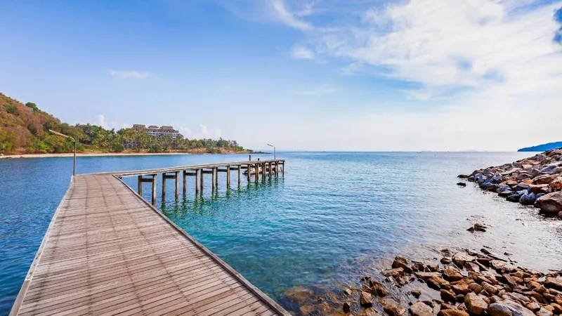 Thưởng ngoạn cảnh biển xanh biếc tại Rayong