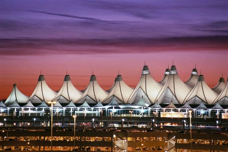 Nổi bật với Tháp kiểm soát không lưu Denver cao vút