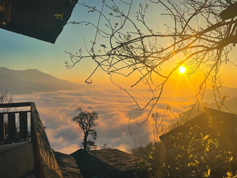 Tà Xùa đón bình minh trong biển mây