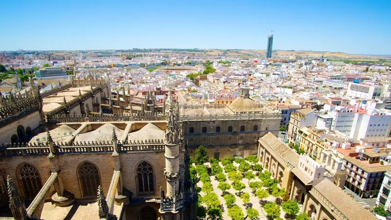 Nhà thờ Seville tráng lệ giữa bầu trời xanh