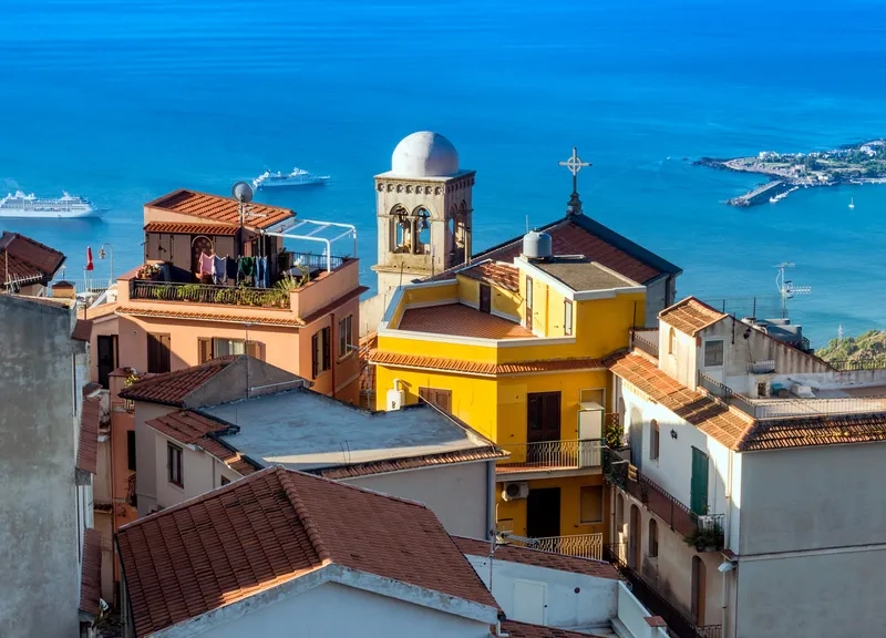 Lâu đài cổ kính ở Sicily thu hút khách du lịch nhiều