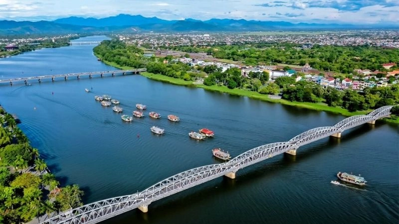 Cảnh quan sông Hương hài hòa cùng phố cổ